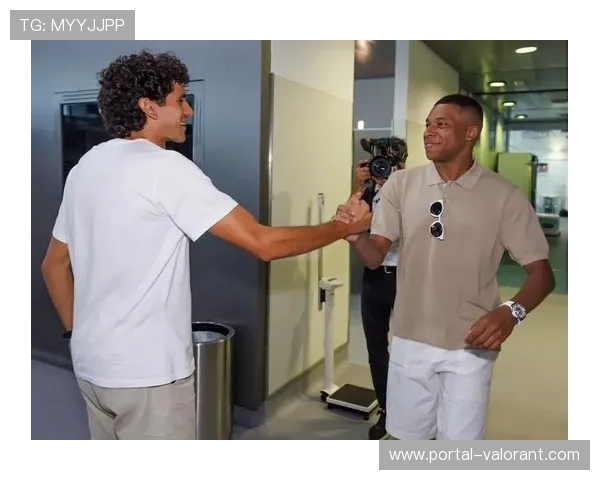 皇马客场更衣室庆祝小胜，姆巴佩与队友复盘三次错失良机